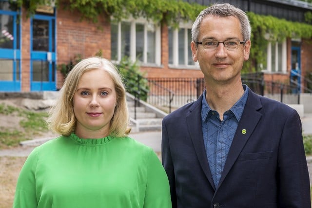Miljöpartiets gruppledare Victoria Johansson och Bernhard Huber kräver mer resurser till Solnas skolor och förskolor.