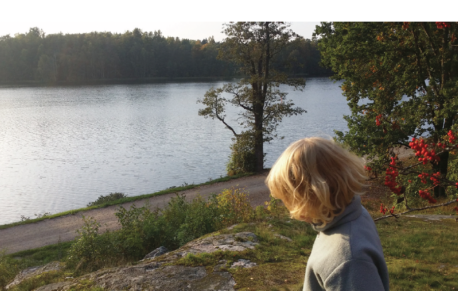 En bild föreställande en flicka som tittar ut över Skantzsjön