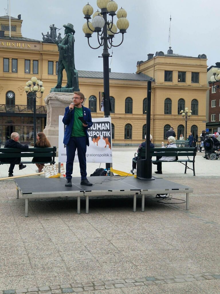 Carsten Brosjö (MP, Sundsvall) håller tal på Stora Torget i Sundsvall, för en human migrationspolitik. 