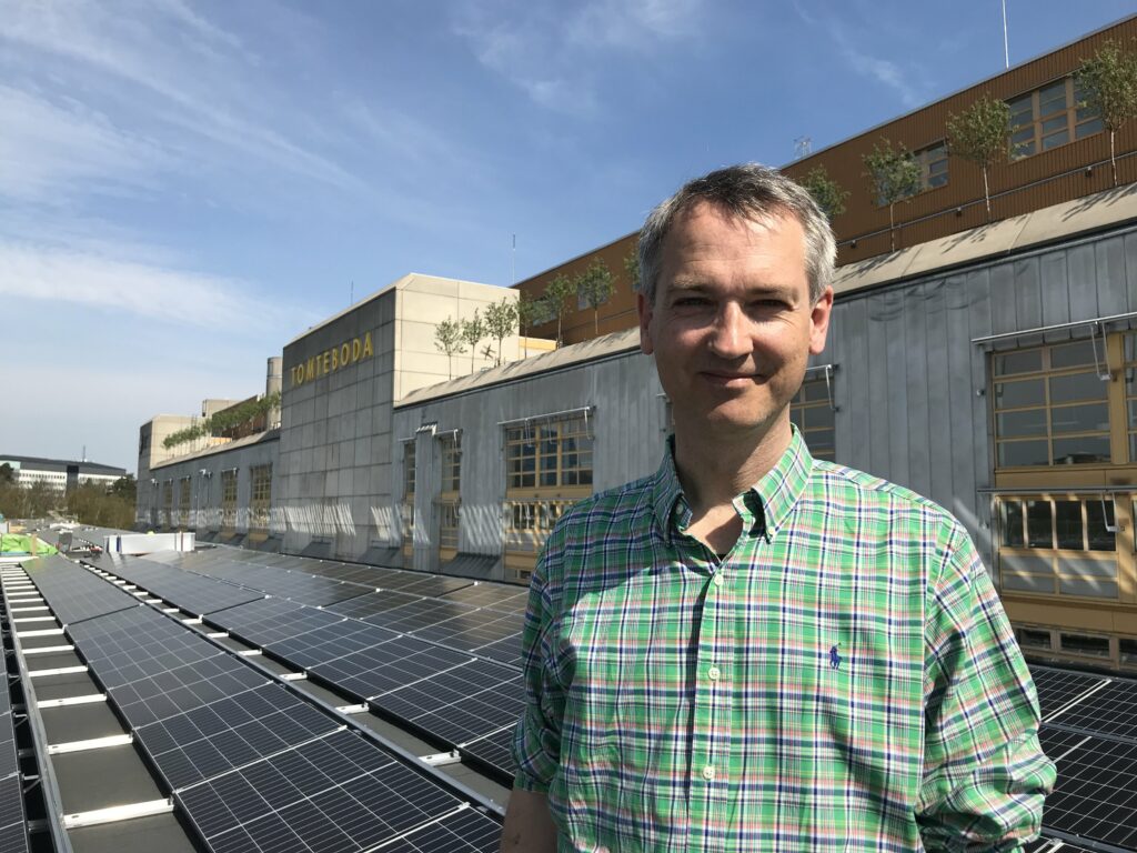 Bernhard Huber vid Tomtebodaterminalens solcellspark