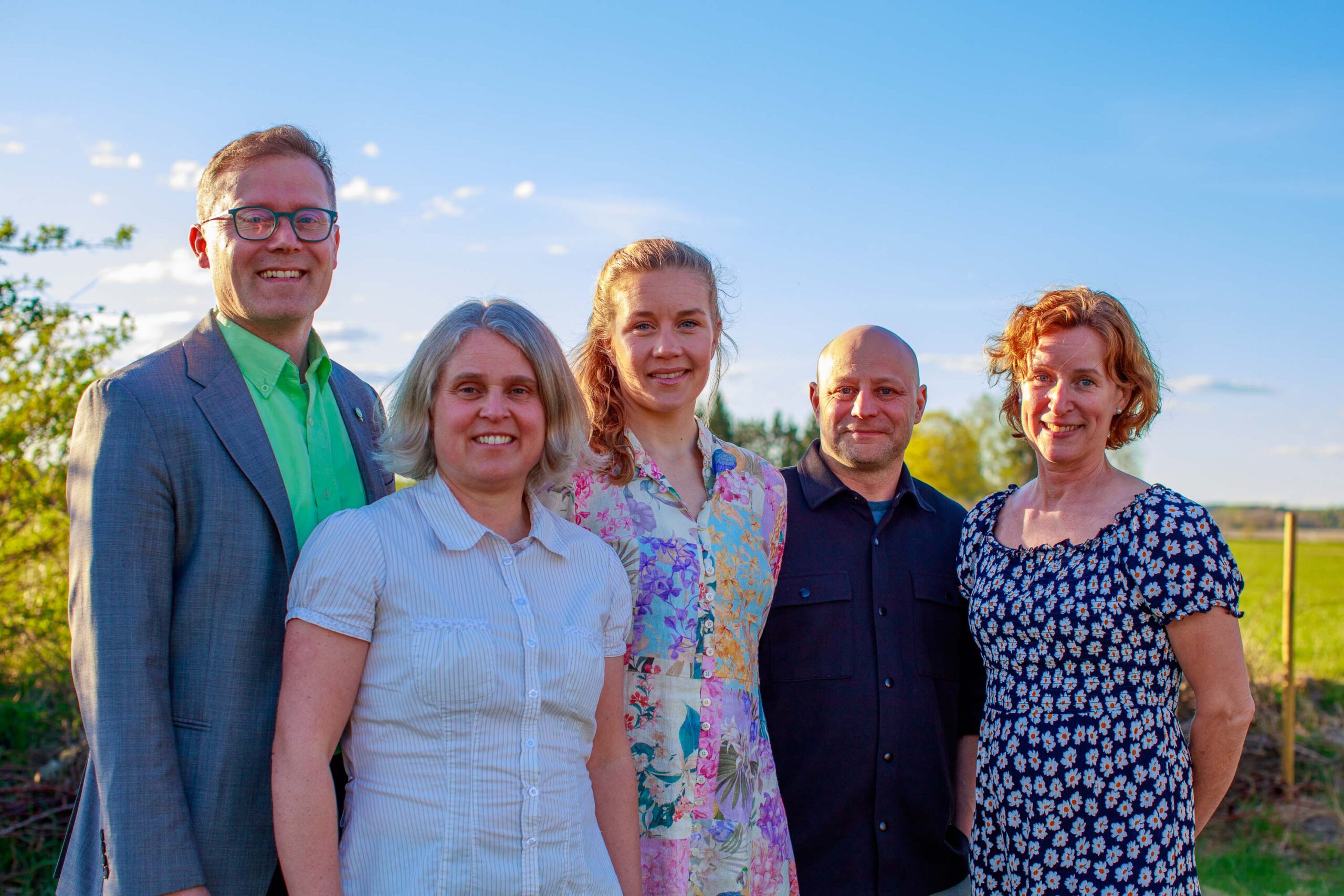 En bild på några av Miljöpartiets medlemmar i Hallstahammar som står utomhus
