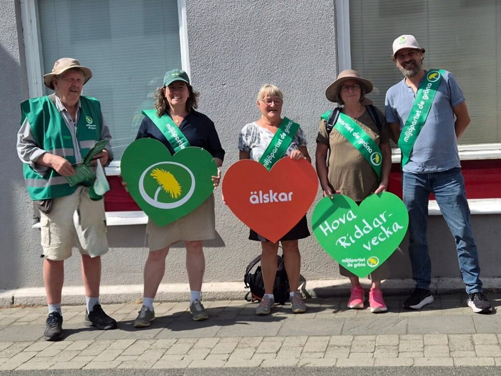 Fem personer med plakat från Miljöpartiet på Hova Riddarvecka