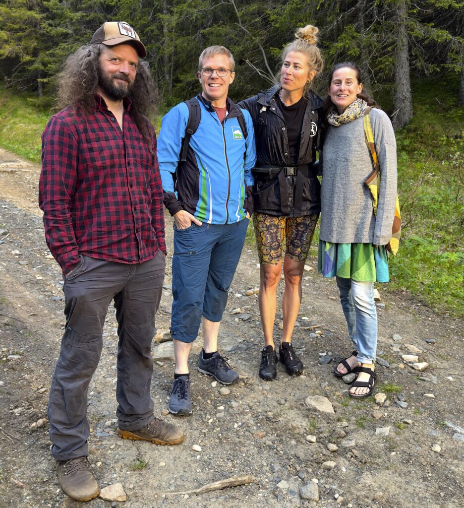 Thomas Wingate, Magnus Johansson, Matilda Petterson och Sofia Hamrin från Miljöpartiet i Åre kommun poserar tillsammans.