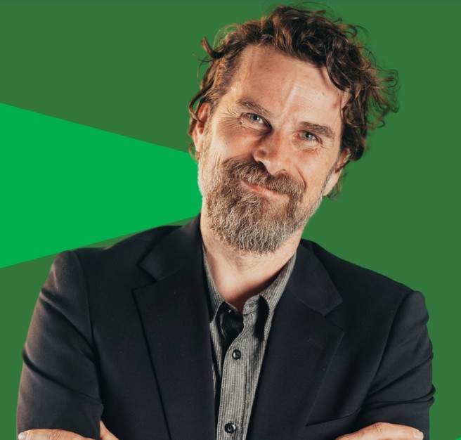 Johan Örnemar står mot en grön bakgrund och ser handlingskraftig ut.