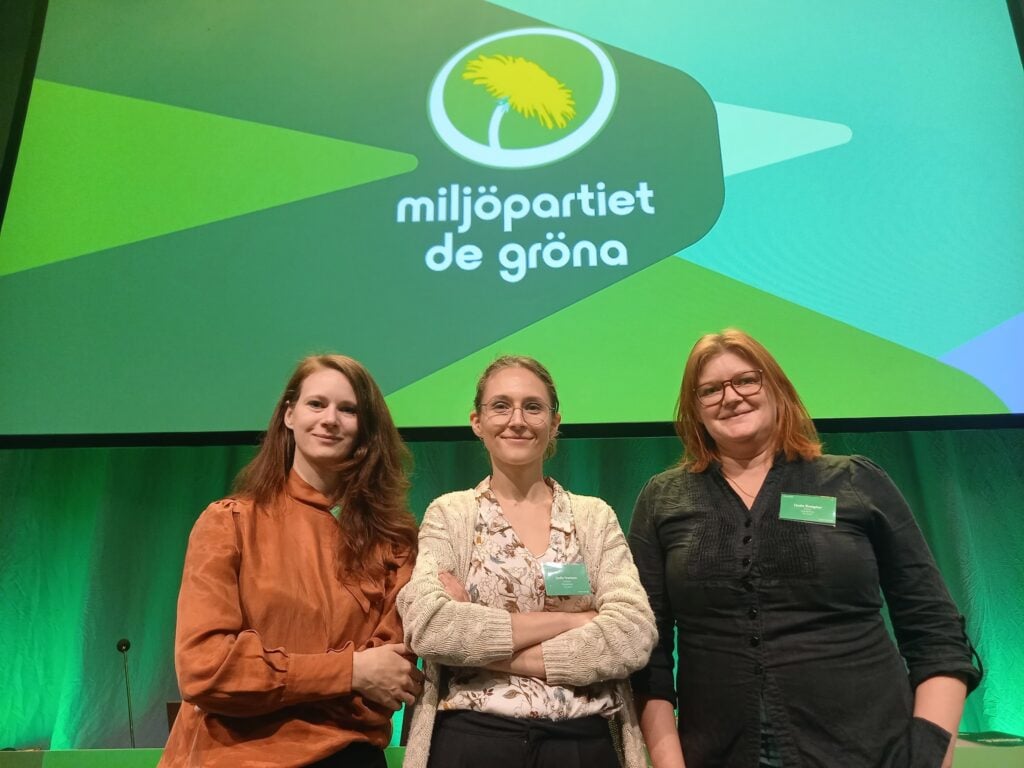 Rebecka Le Moine, Linda Ivarsson och Linda Kraigher står framför en grön bakgrund med Miljöpartiets logga och ser in i kameran.