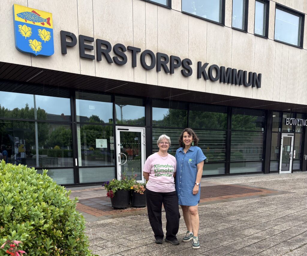 Bild på Lis-Beth Wiberg och Irena Långberg framför Perstorps kommunhus. Lis-Beth och Irena är våra två toppkandidater till Perstorps kommunfullmäktige.