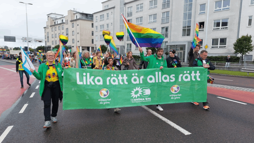 Miljöpartister som deltar i prideparad