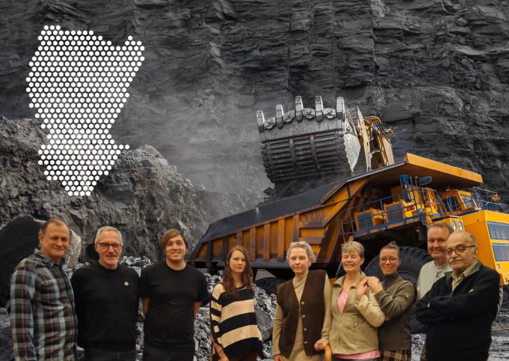 Miljöpartister framför en stor gruva i Dalsland