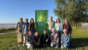 Gruppbild på Miljöpartiet Öland framför Ölandsbron