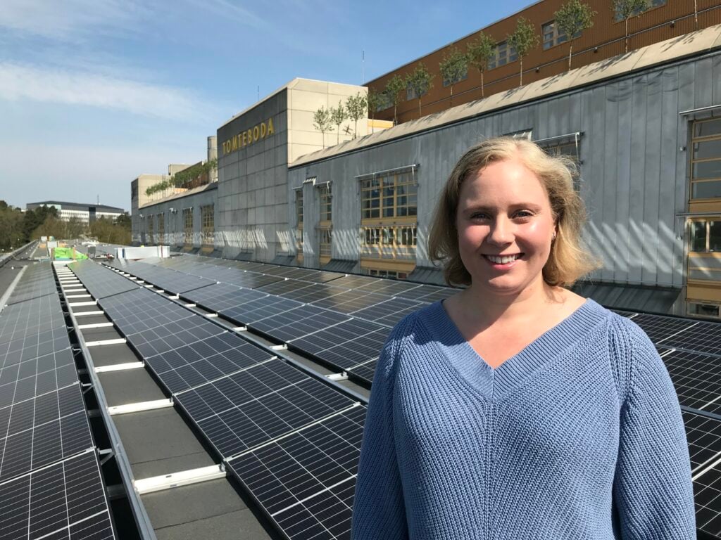 Victoria Johansson vid Tomtebodaterminalens solcellspark