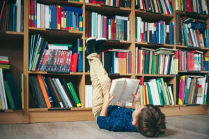 Pojke läser i biblioteket