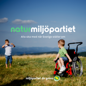Två barn på en äng, varav en sitter i rullstol. Den ena tar ett fotografi på den andra. De befinner sig på en solig äng nära havet. I bildens mitt står det: "naturmiljöpartiet, alla ska med när Sverige ställer om."