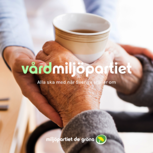 En bild med två par händer,. En äldre person tar emot en kopp med dricka från en som verkar arbeta inom vården.. Mitt på bilden står det "vårdmiljöpartiet, alla ska med när Sverige ställer om.""