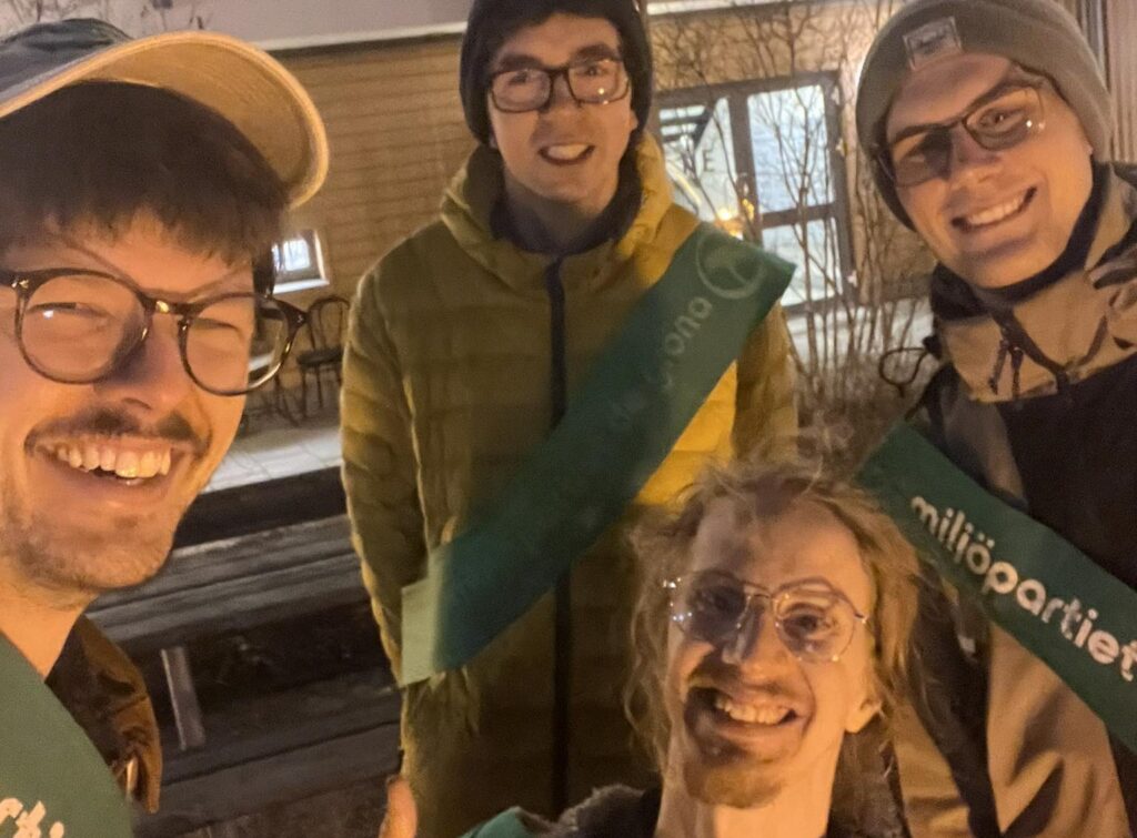 En grupp glada dörrknackare