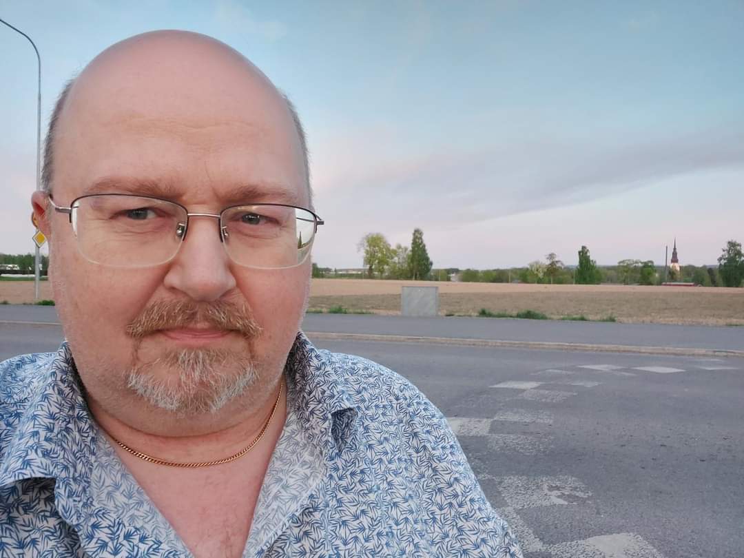 Mikael Morin, jordbruksmark och himmel i bakgrunden.