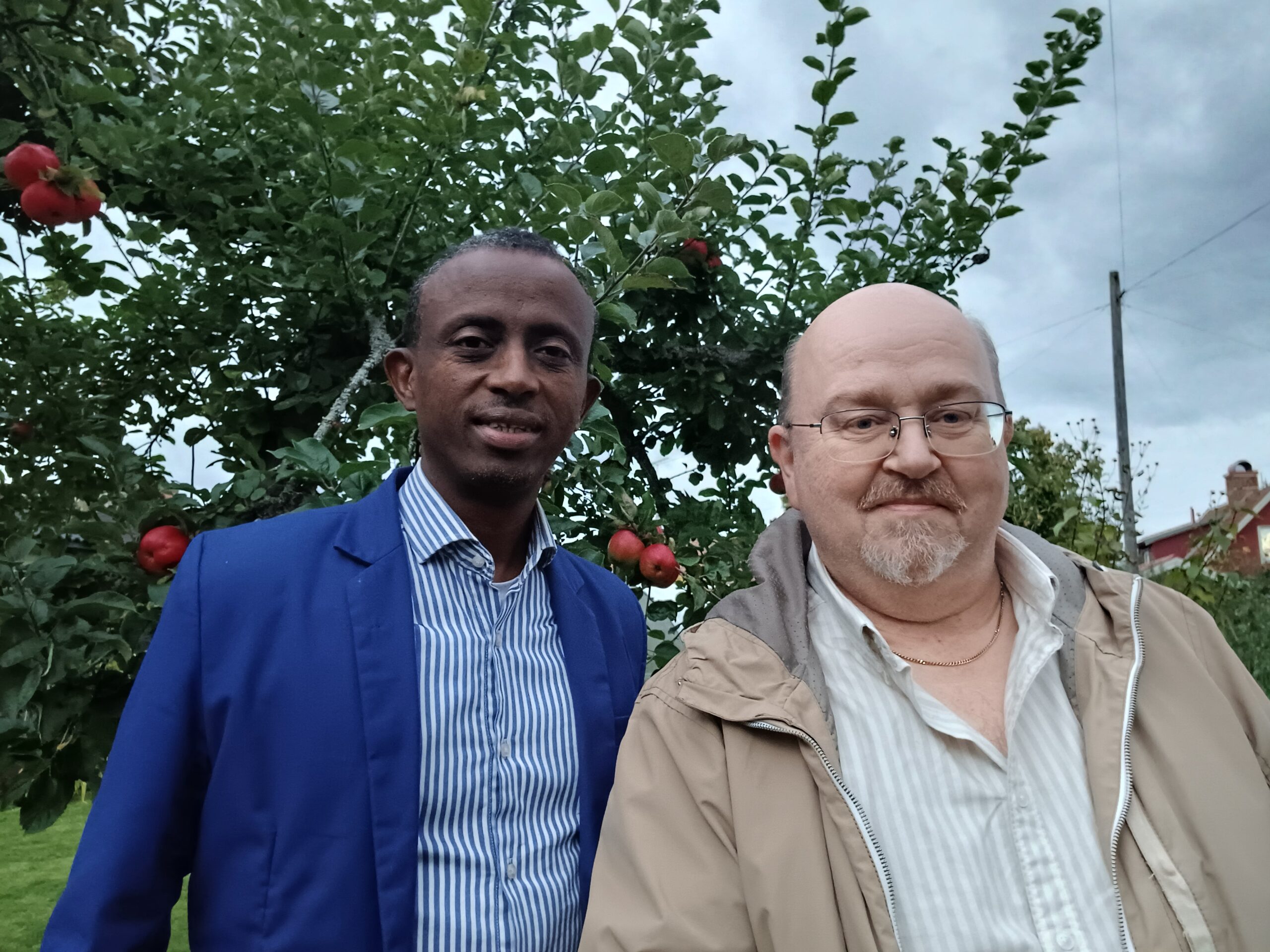 Mursal Isa och Mikael Morin framför ett äppelträd.