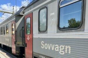 Bilden visa del av en sovvagn på nattåget