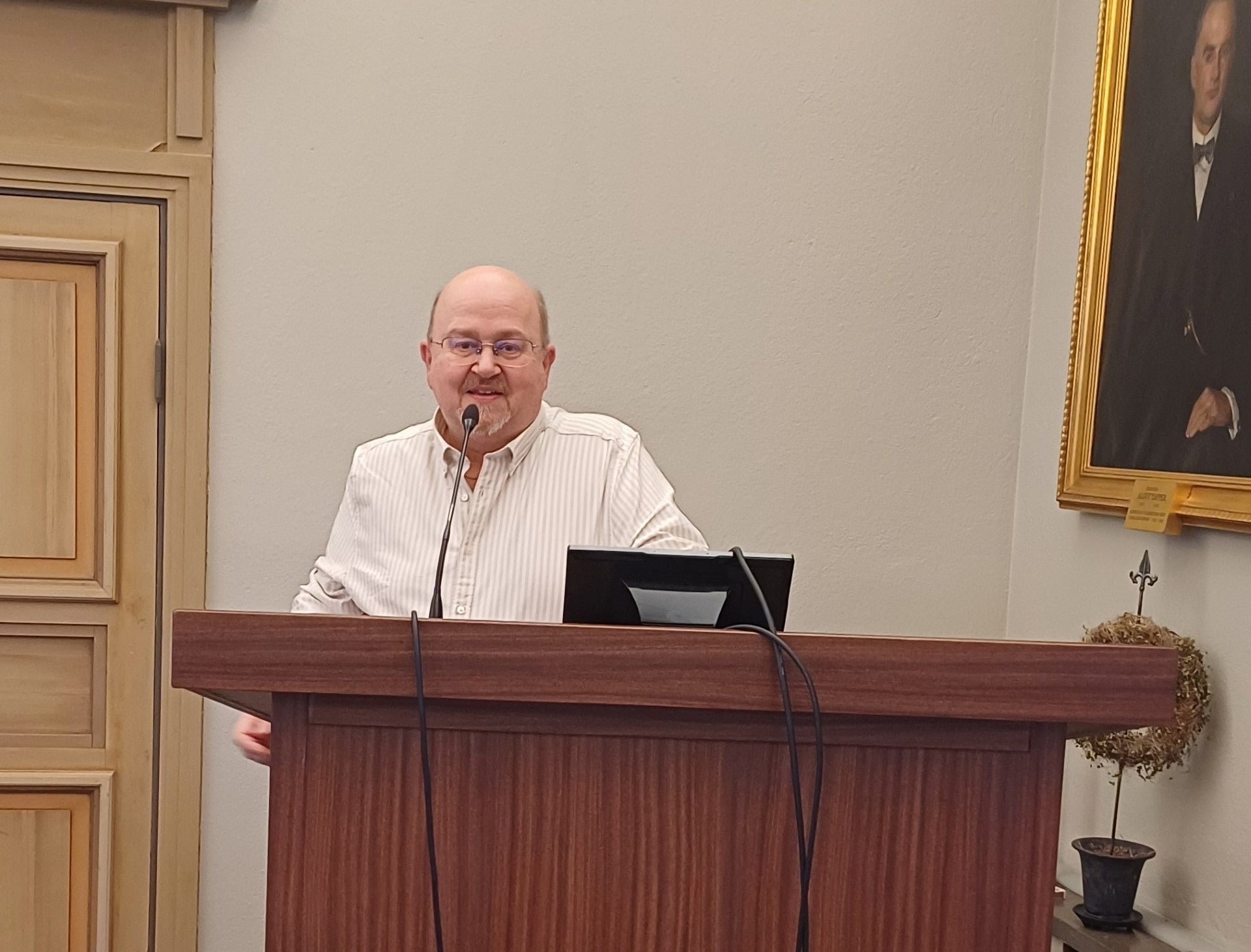 Mikael Morin i talarstolen.