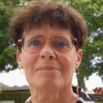 Marie-José Gaillard Lemdal framför ett träd