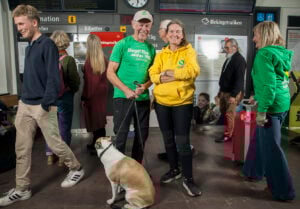 Björn Gustavsson och Sofia Bothorp, språkrör för Miljöpartiet i Karlskrona på tågstationen i Karlskrona. Omgivna av personer som rör sig runt omkring. 