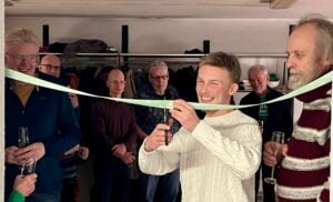 Gustaf klipper band vid invigning av lokal.