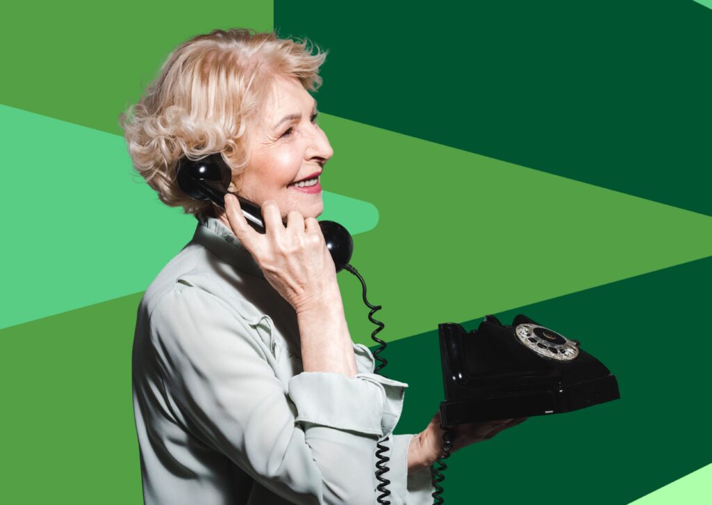 Person som talar i en telefon av äldre modell