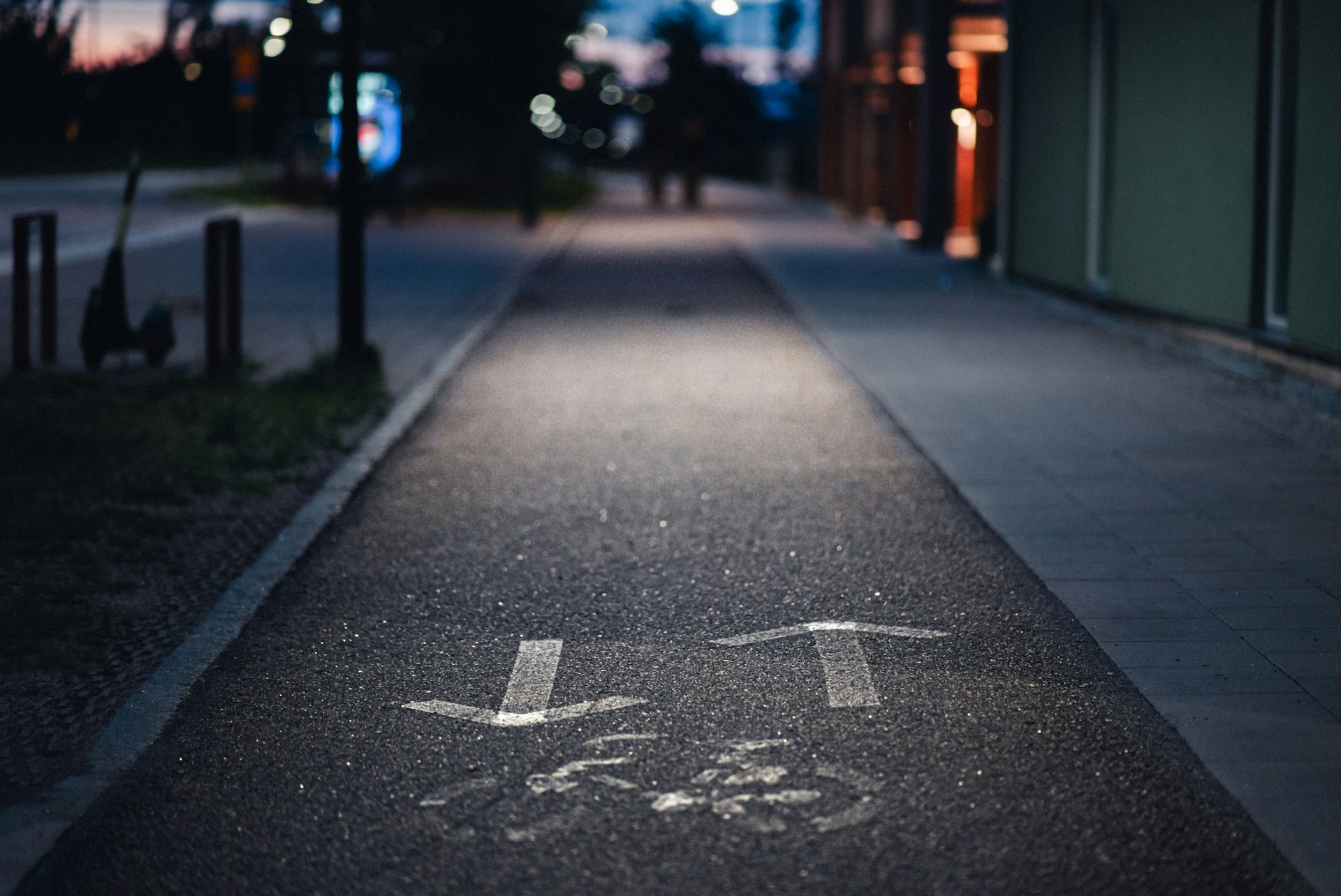 En cykelbana med markering av cykel på asfalten.