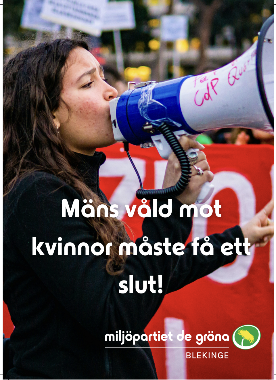 Bild på en kvinna som ropar i en megafon - Mäns våld mot kvinnor måste få ett slut