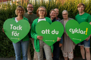 Miljöpartister håller upp skyltar tack för att du cyklar