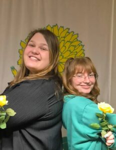 Amelia Sporre och Maya Rantamäki, språkrör för Grön Ungdom Dalarna.