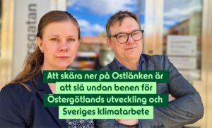 Emma Berginger och Joakim Hörsing står utanför ingången till Regionhuset i Linköping och ser allvarligt in i kameran. På bilden syns texten: Att skära ner på Ostlänken är att slå undan benen för Östergötlands utveckling och Sveriges klimatarbete