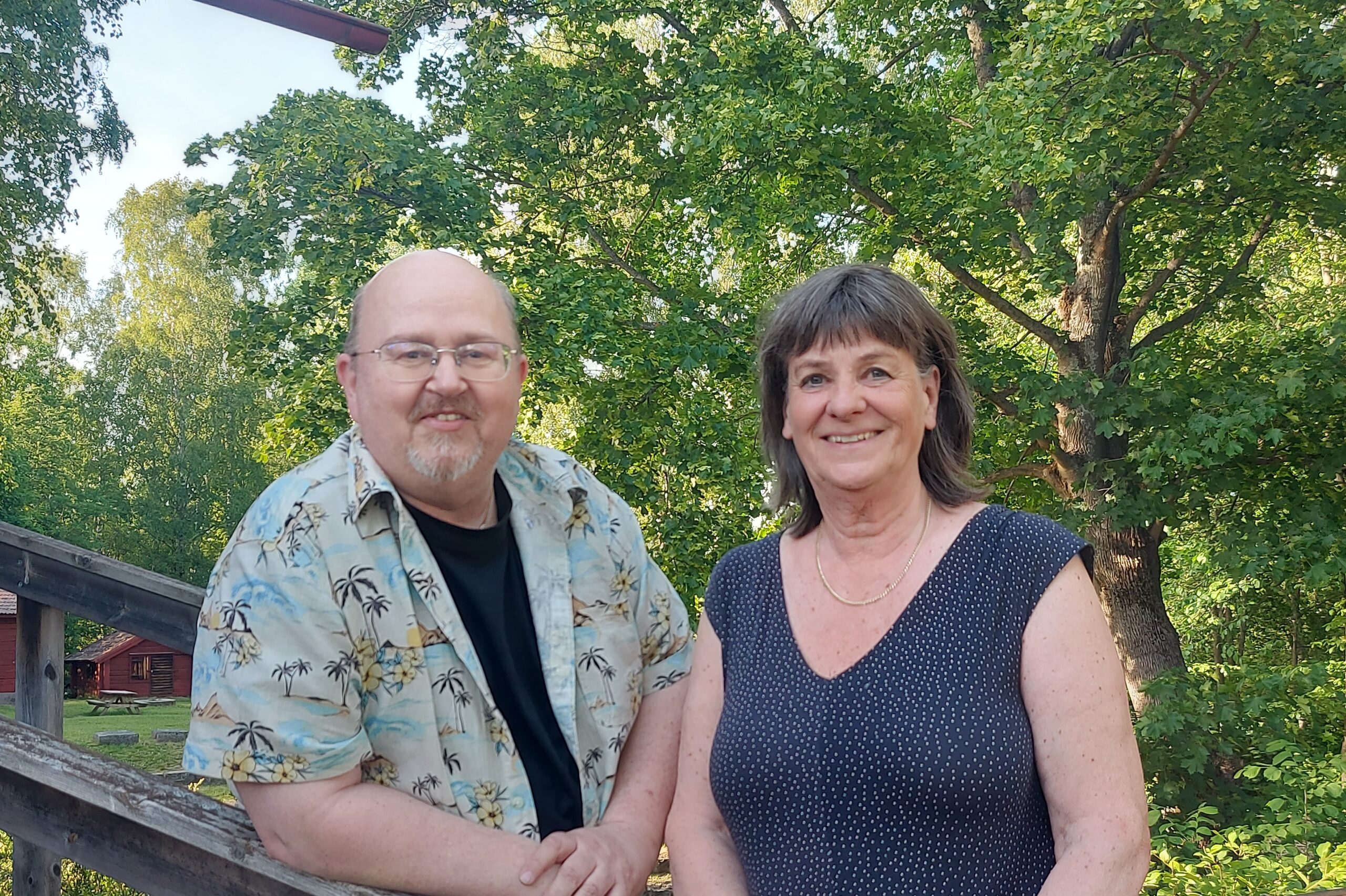 Mikael Morin och Karin Rosenberg framför grönskande träd.