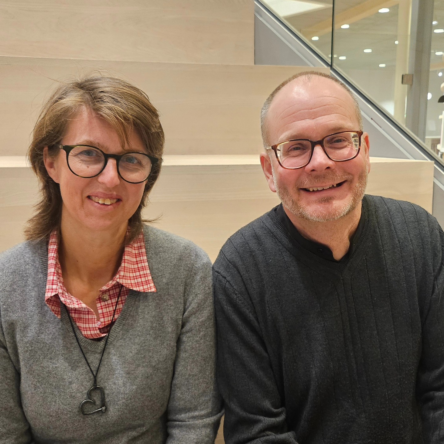 Foto på Cecilia och Johan som är andra respektive första namn på kommunfullmäktigelistan