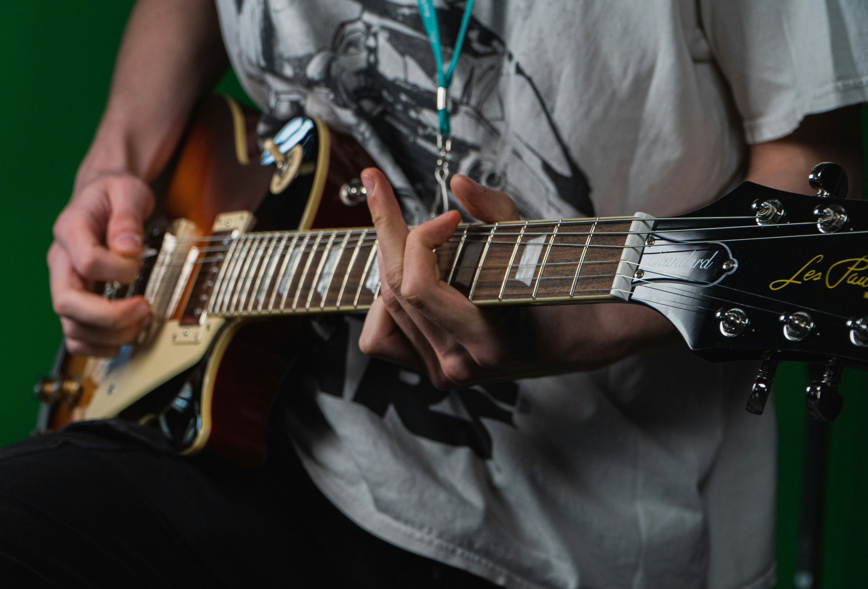 Foto av Caspar Rae på Unsplash visandes en person som spelar på sin elgitarr.