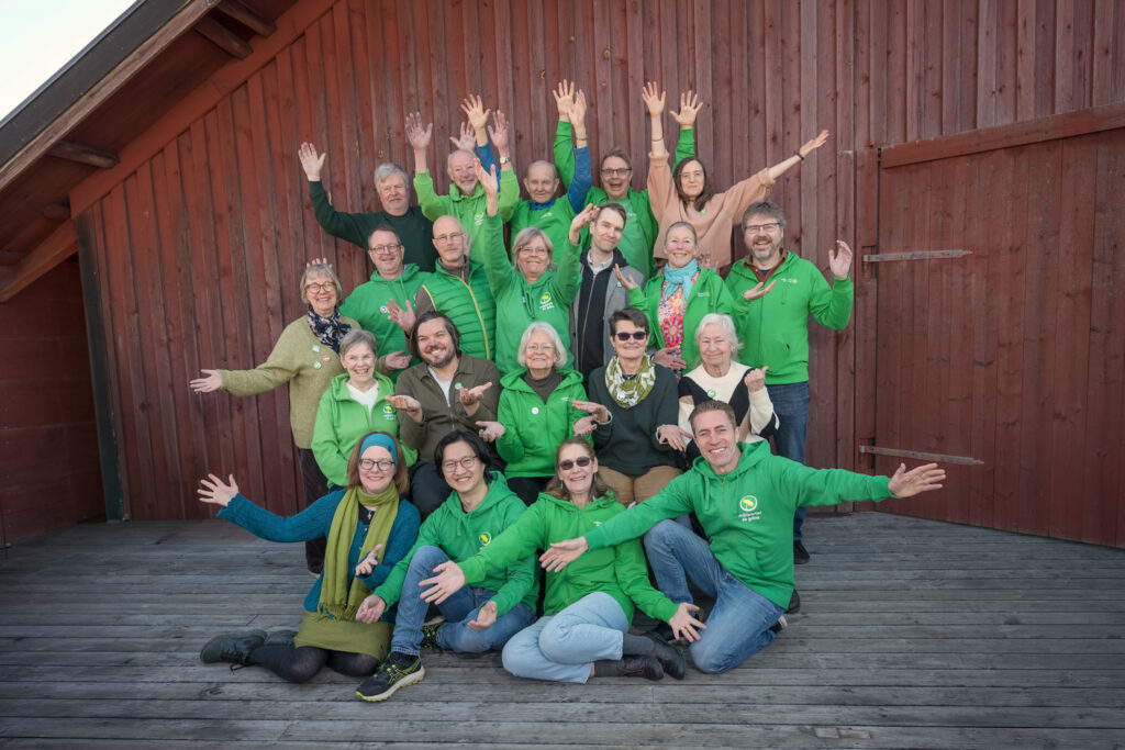 Gruppbild på glada medlemmar i MP Österåker i gröna MP-tröjor