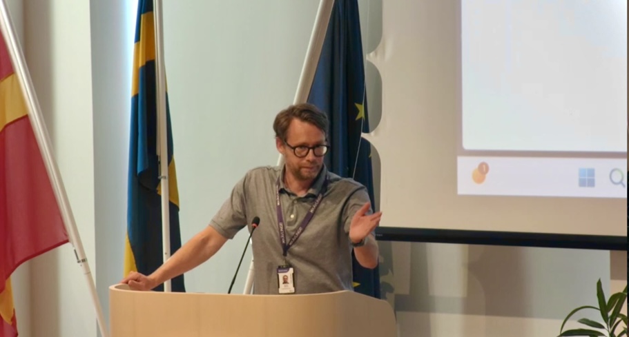 Anders Sjöholm debatterar på kommunfullmäktigemötet