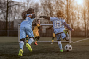 Flickor spelar fotboll