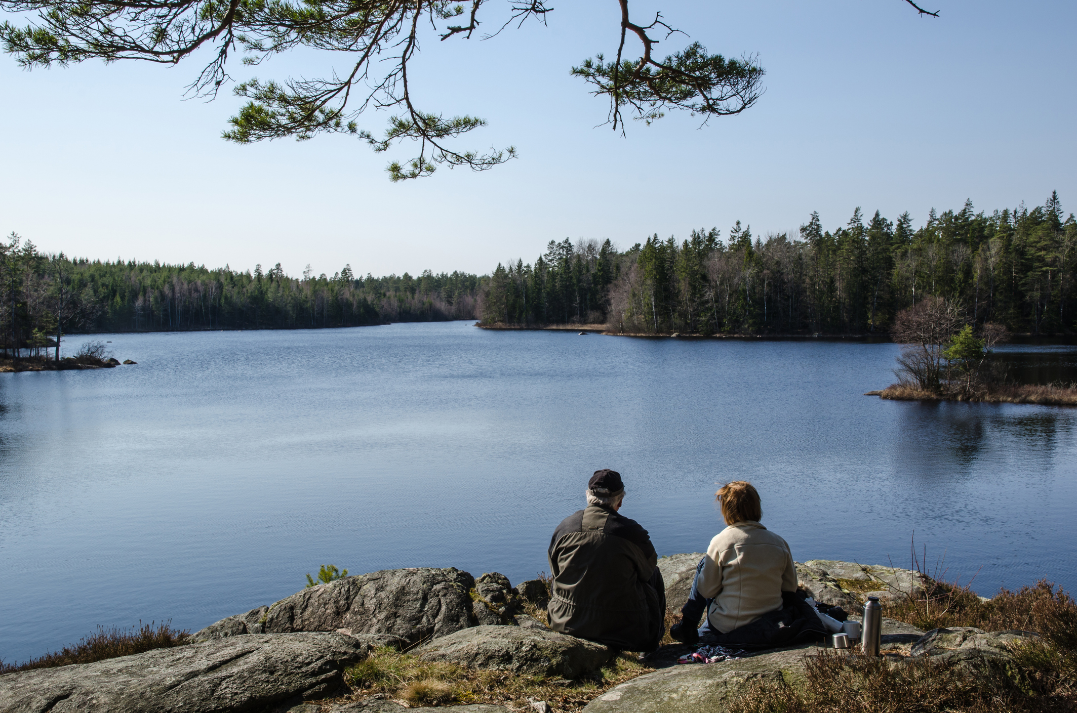 Människor vid en sjö