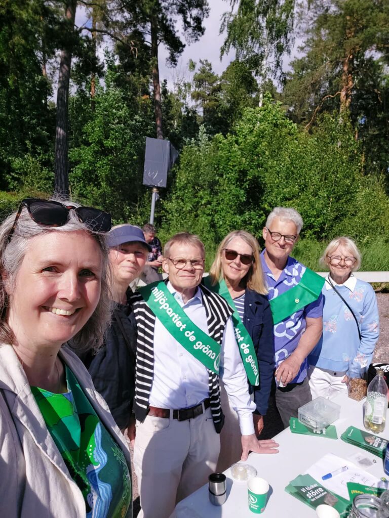 Miljöpartiet Hammarö deltog under Hamnfestivalen i Lillängshamnen med information om partiets politik. Bilden visar 5 medlemmar samt Monika Bubholz från Miljöpartiet Karlstad på besök.
