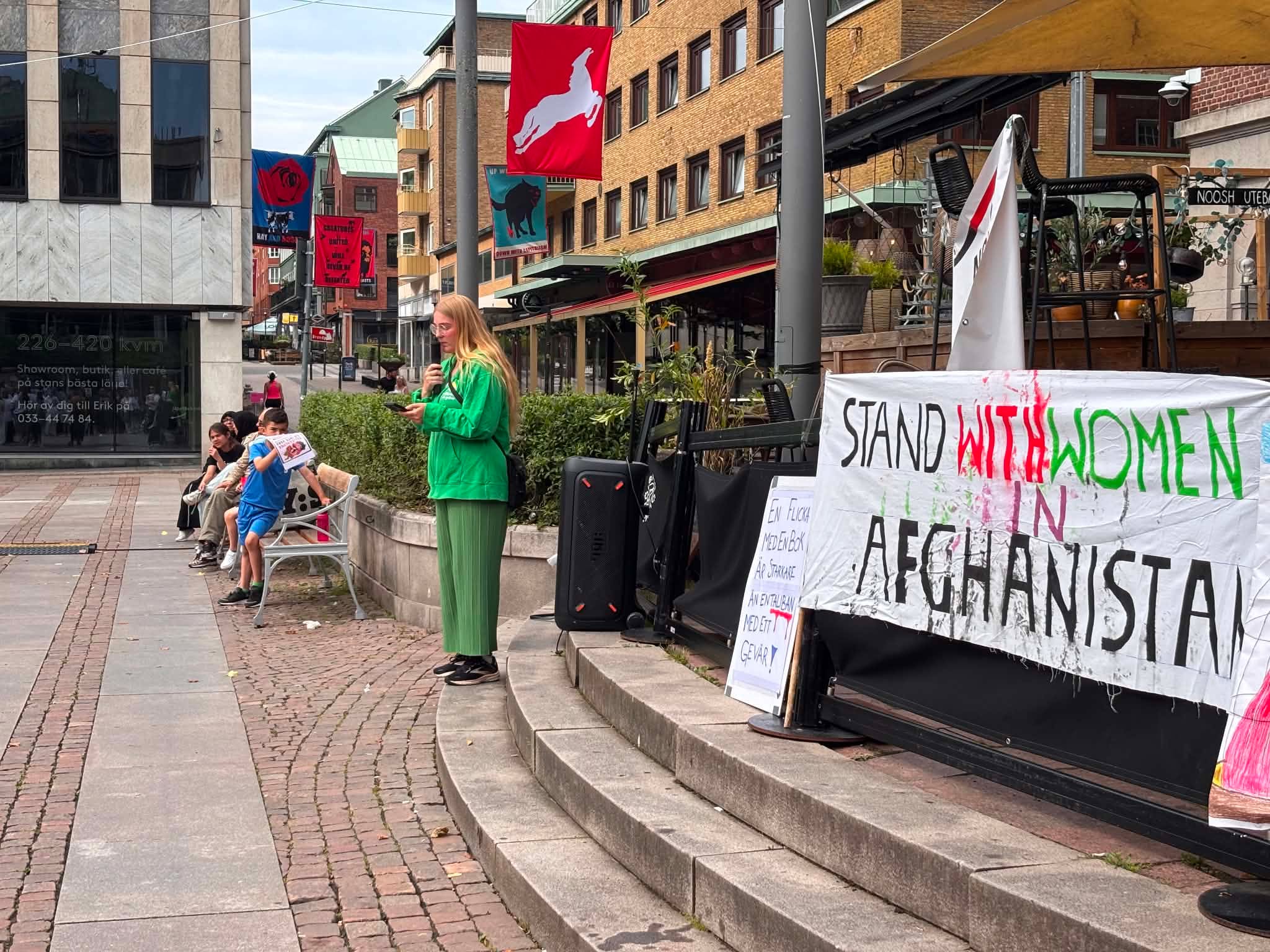 Linnéa Kläth, ordförande för Miljöpartiet i Borås, håller ett tal på Stora torget i Borås under en demonstration för kvinnors och flickors rättigheter i Afghanistan.