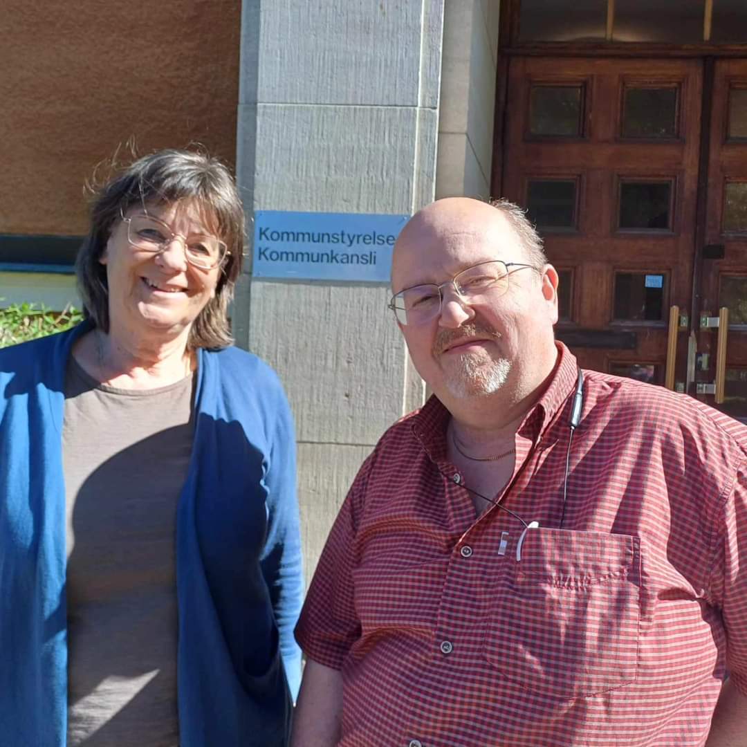 Karin Rosenberg och Mikael Morin utanför kommunfullmäktige.