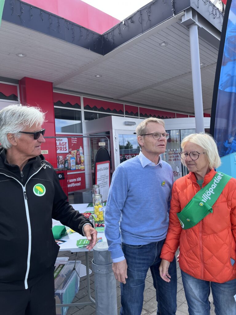 Tre politiker från Miljöpartiet fanns idag på plats för att svara på frågor och informera på Nolgårds handelsområde