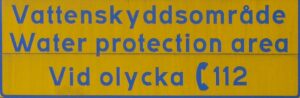 Skylt om vattenskyddsområde, blå text på gul botten
