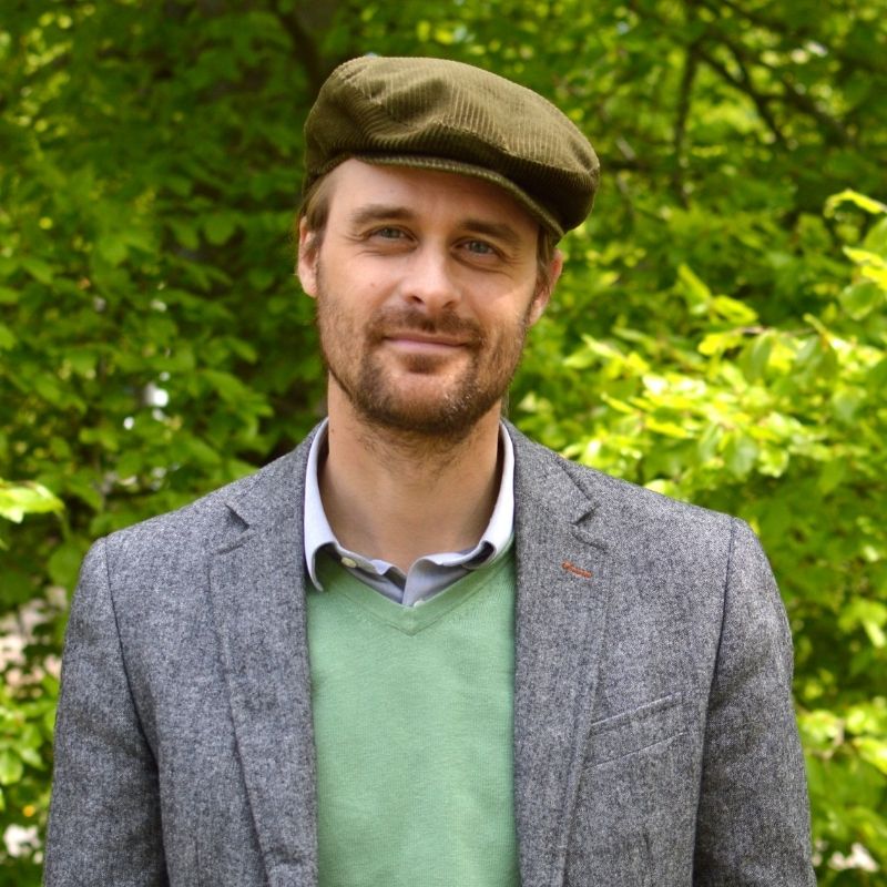 Porträtt av Edvin Arnby-Machata utomhus framför grönska.