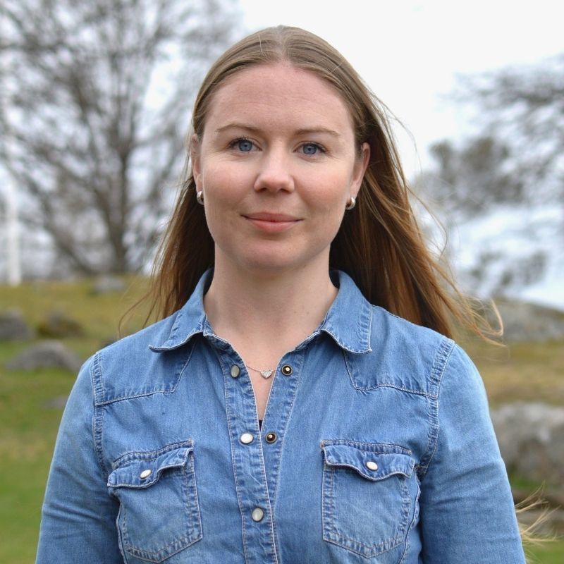 Porträtt av Ronja Bergsjö utomhus.