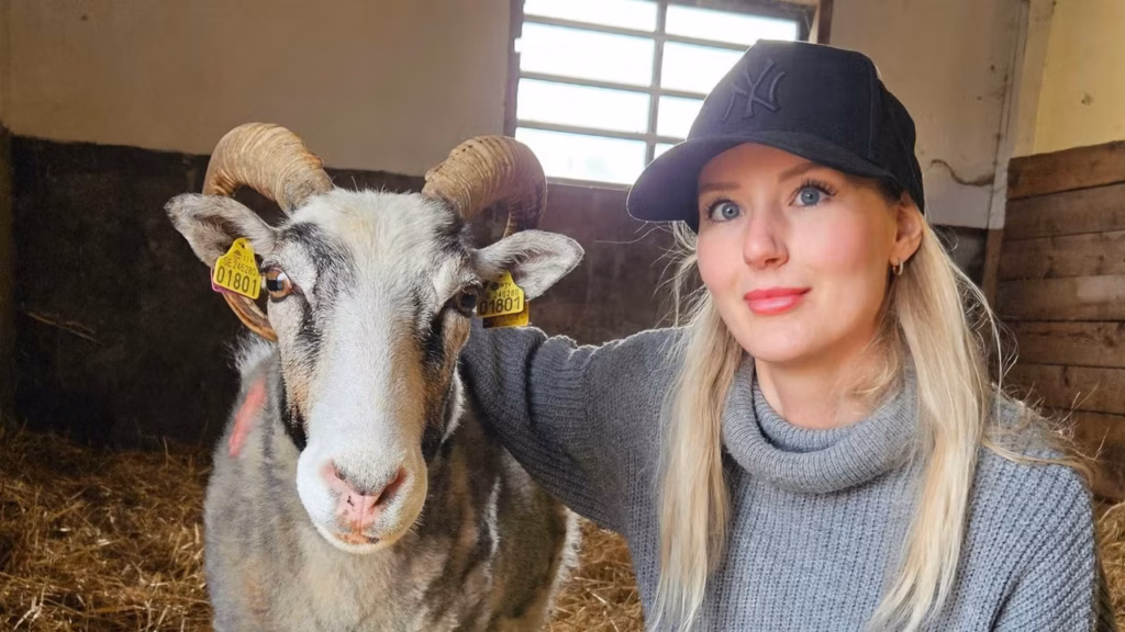 Malin Brannegård med fåret Lisa som räddades från slakt och nu bor på en djurfristad i södra Sverige