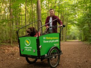 Einar Sojakka Smith med sin hund på en lastcykel