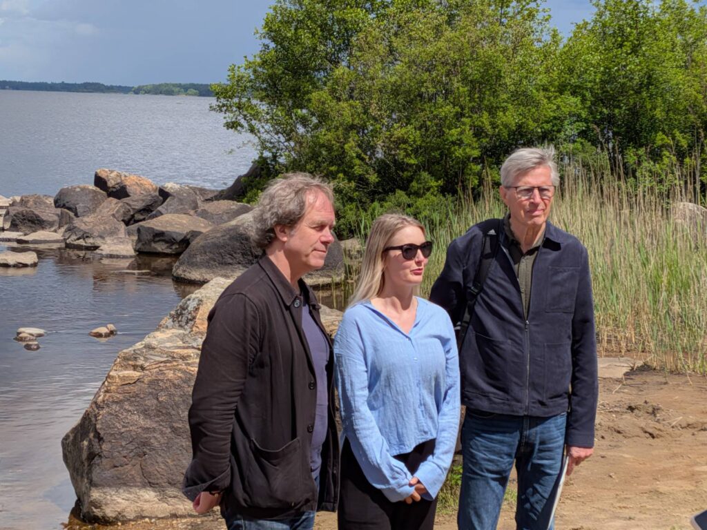 Eu politiker Pär Holmgren, Malin Brannegård från MP Älmhult och Limnologen Lennart Olofsson vid sjön Möckeln